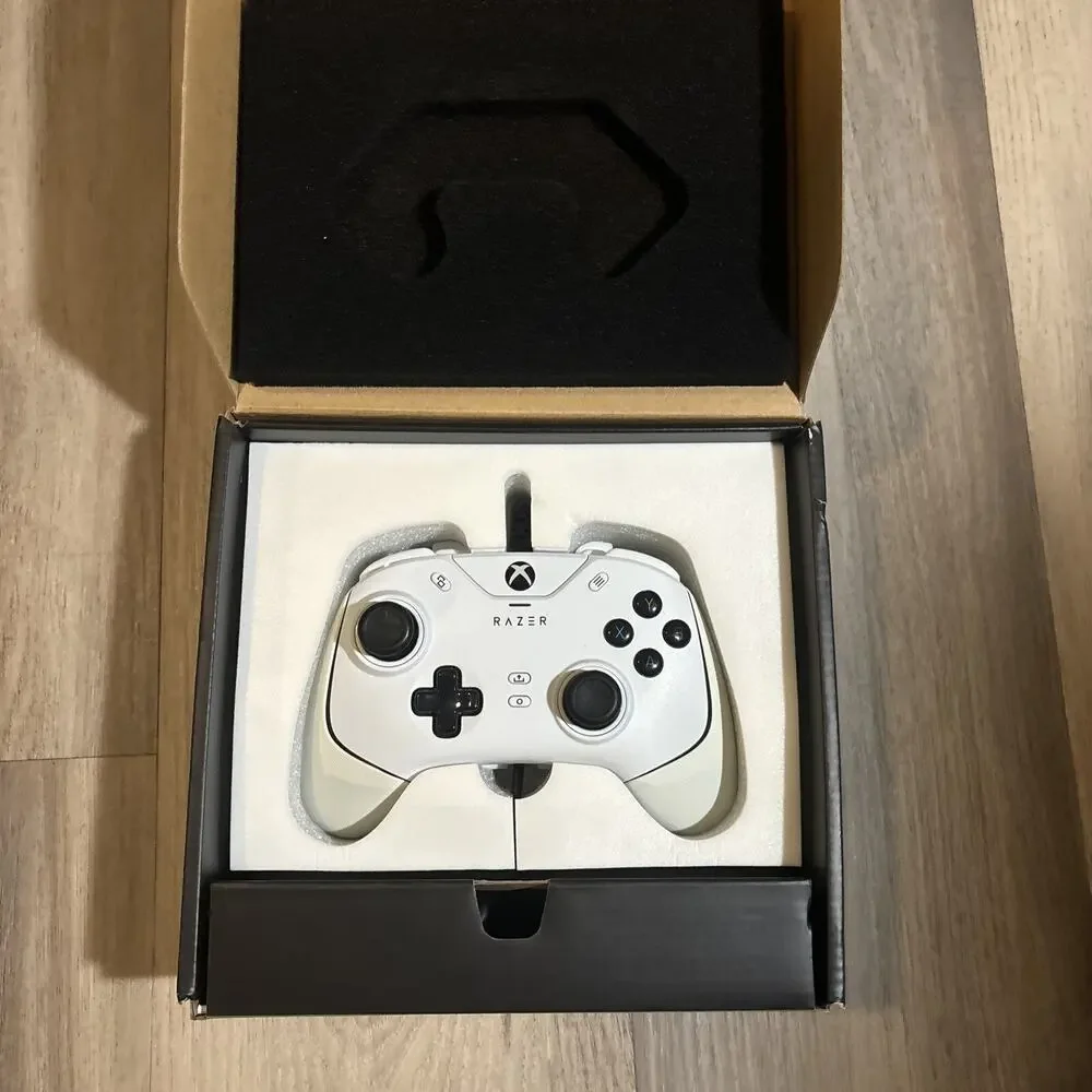 Razer Wolverine V2 Wired Gaming Controller For Xbox Series X/S -White